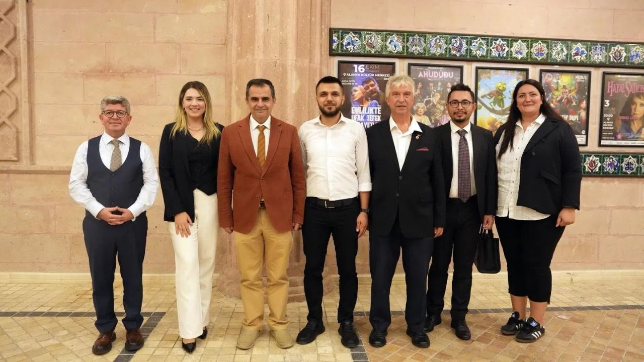 Tiyatro Sezonu Sanatseverlerin Yoğun İlgisiyle Başladı