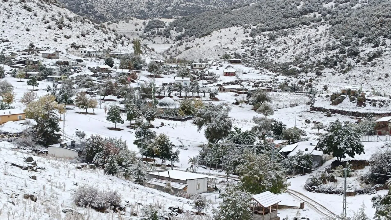 Toros Yaylalarına Mevsimin İlk Karı Düştü