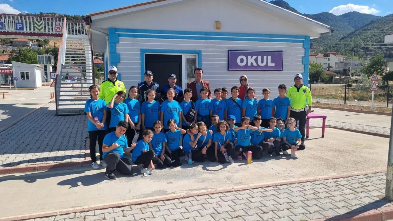 Trafik kuralları çocuklara uygulamalı olarak öğretiliyor