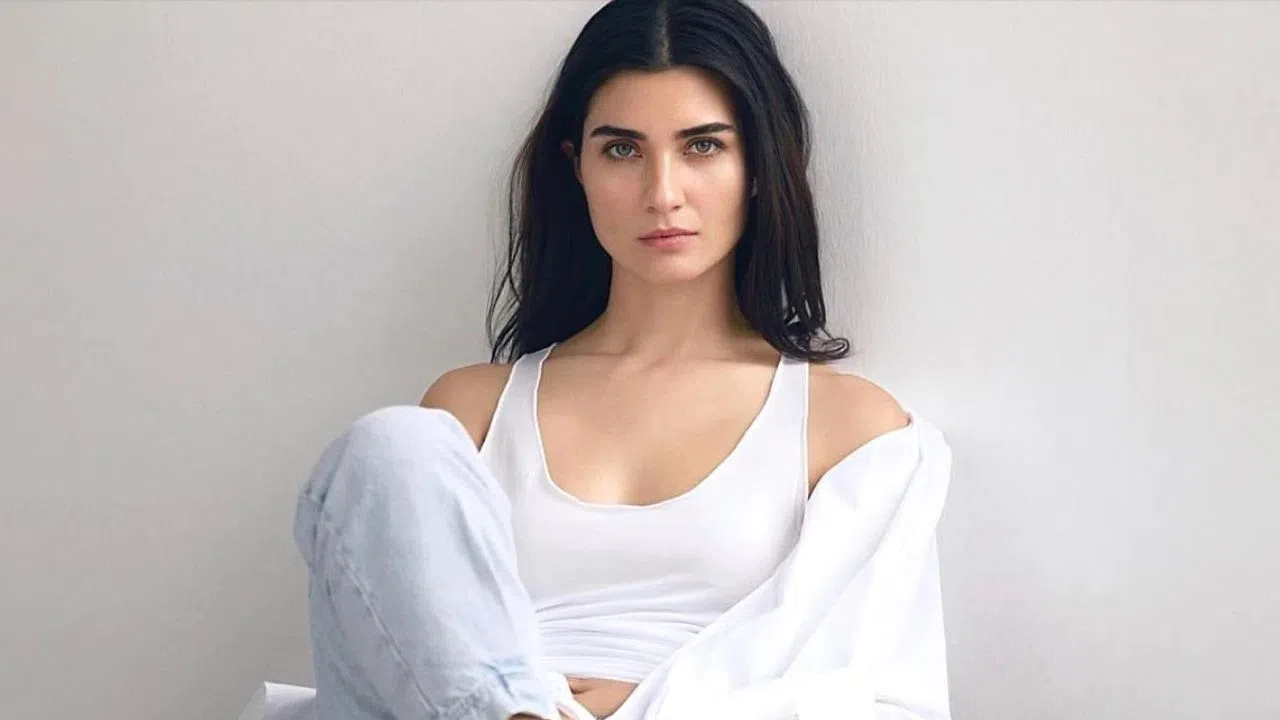 Tuba Büyüküstün Kimdir ve Kariyerine Nasıl Başladı?