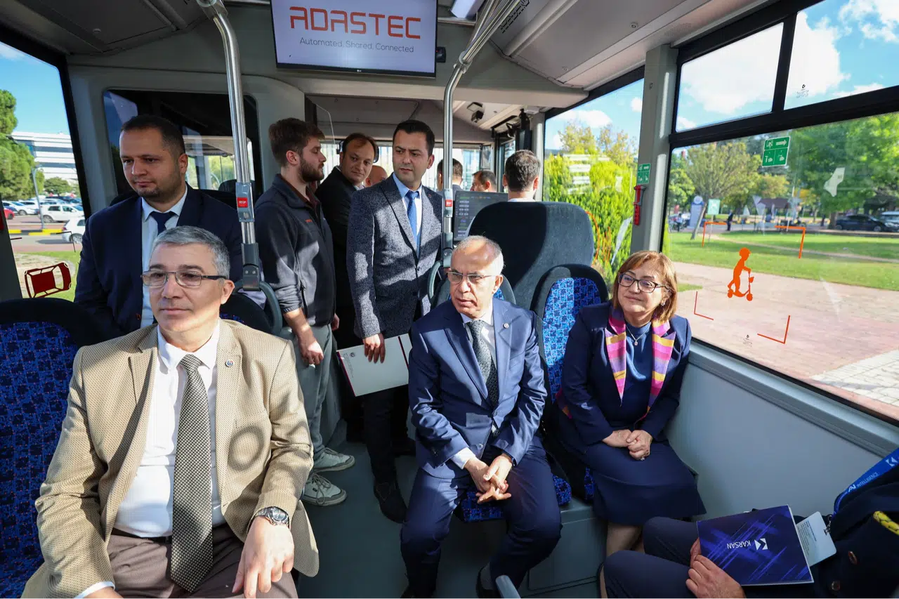 Türkiye'nin ilk 18 metrelik elektrikli otobüsü Gaziantep'te tanıtıldı