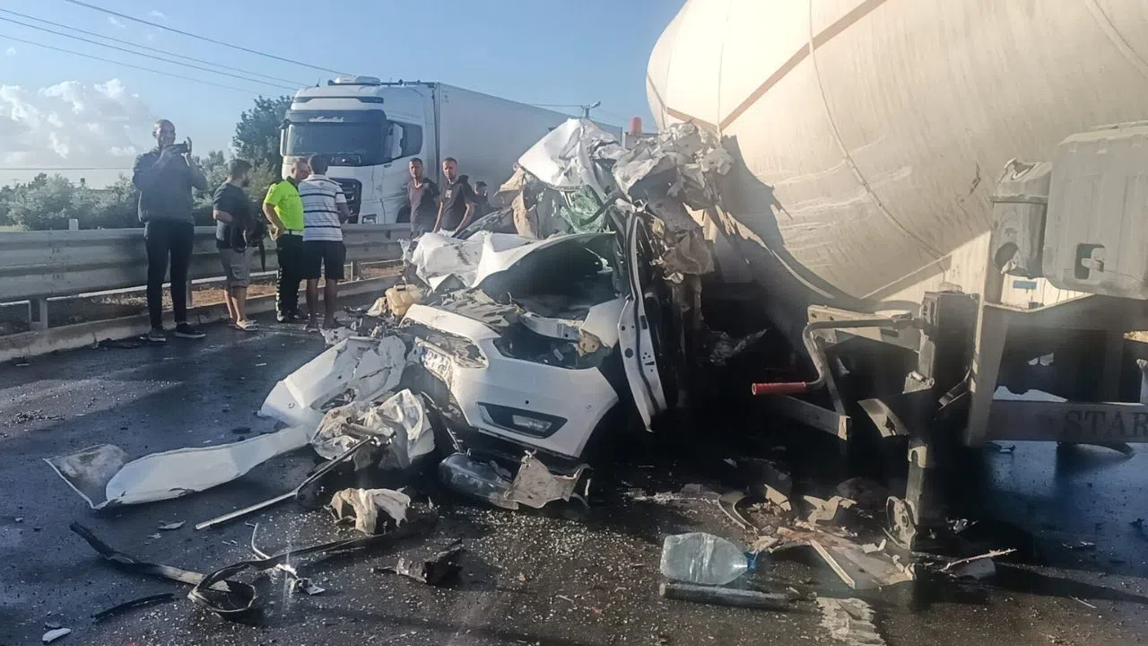 Yağışlı Yolda Feci Kaza: Sürücü Şans Eseri Kurtuldu