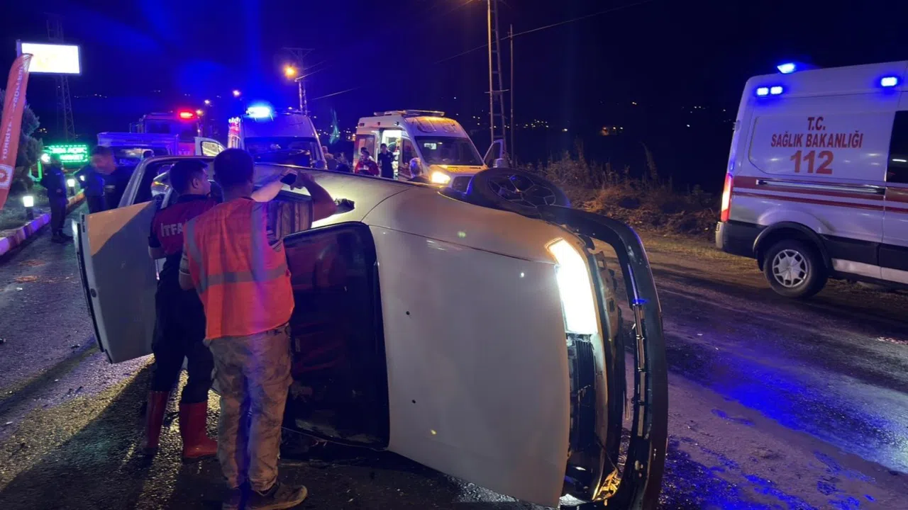 Yağışlı Yolda Takla Atan Otomobilde 3 Kişi Yaralandı