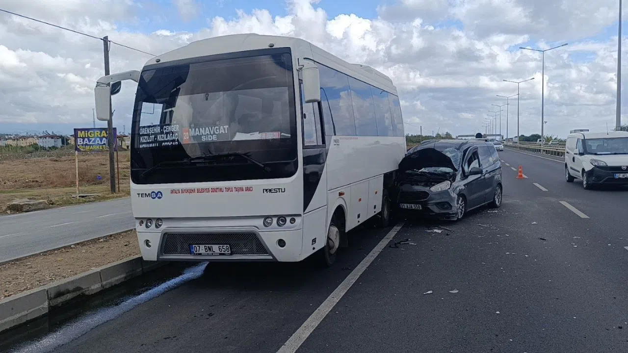 Yavaşlayan Midibüse Arkadan Çarpan Araçta 2 Kişi Yaralandı