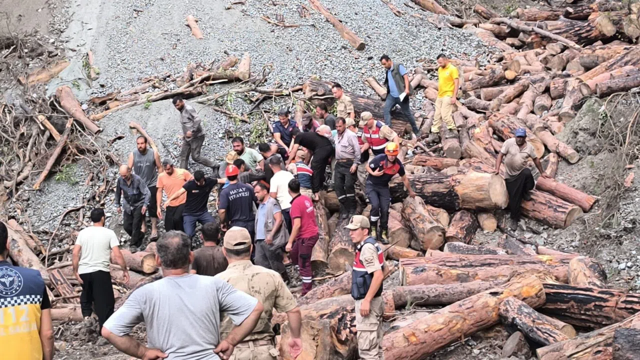 Yol Açma Çalışmasında Kepçe Uçuruma Yuvarlandı