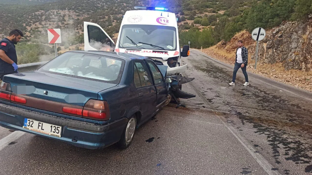 Ambulans ve otomobilin çarpıştığı kazada 4 kişi yaralandı