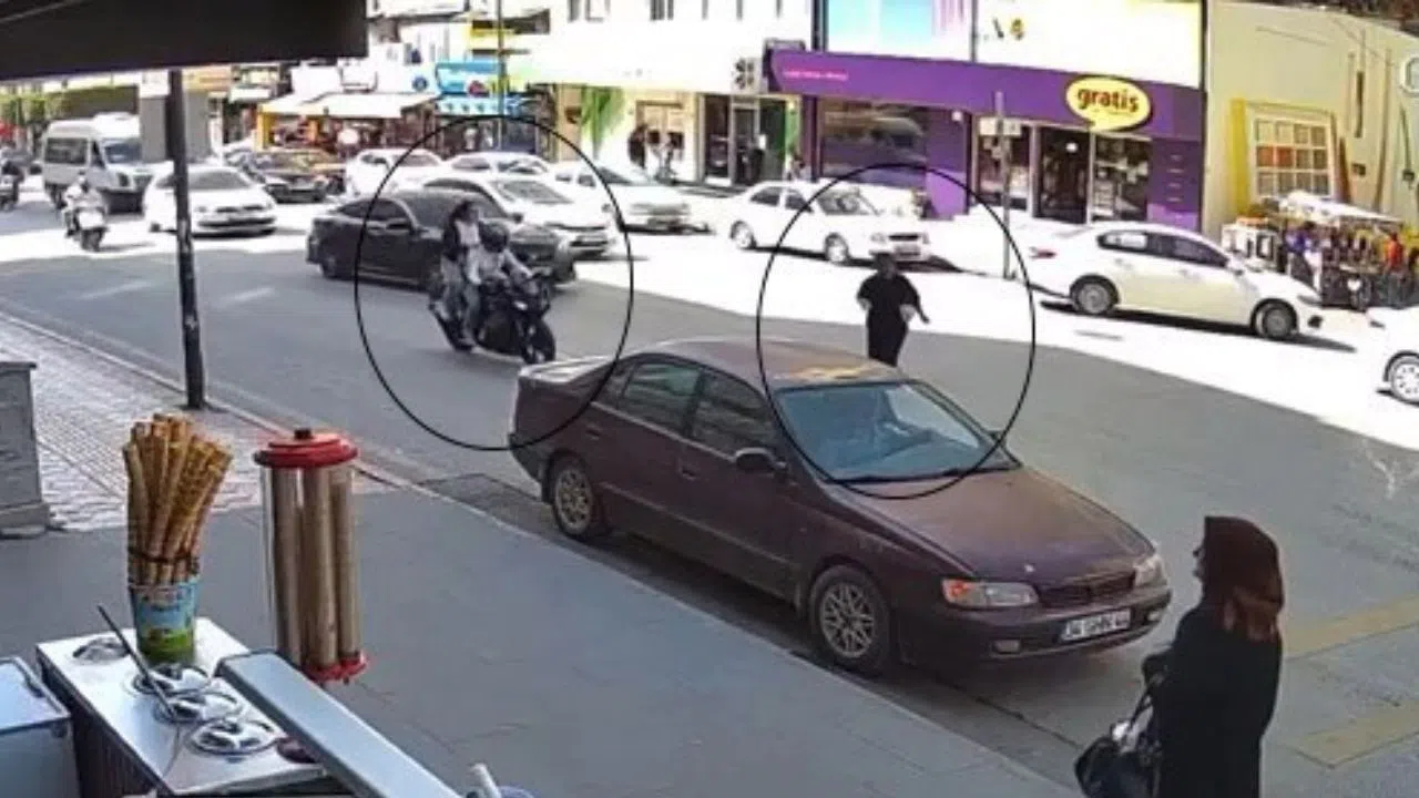 Yolda Karşıya Geçmeye Çalışan Kadın Motosikletin Hedefi Oldu