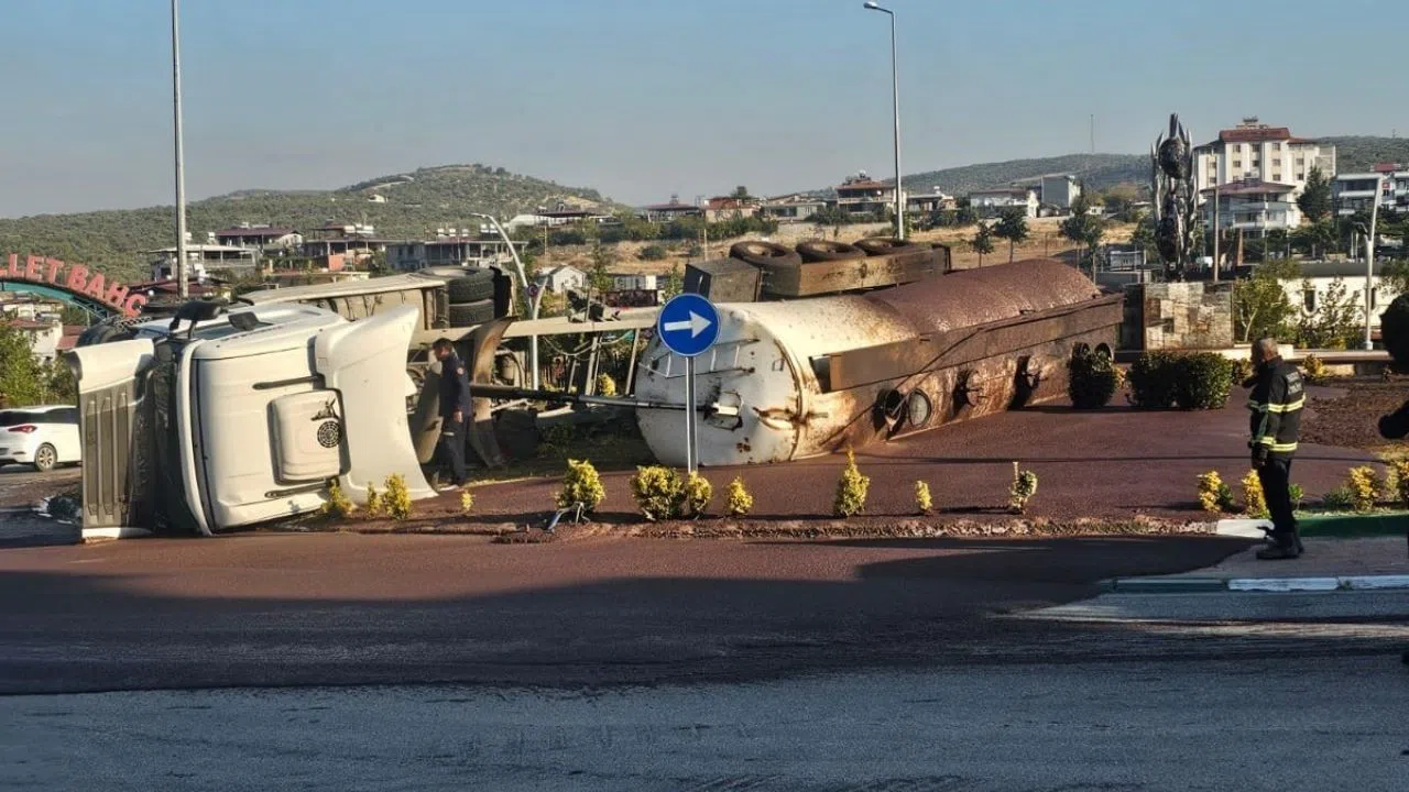 Zeytin Posası Yüklü Tır Devrildi, Sürücü Yaralandı