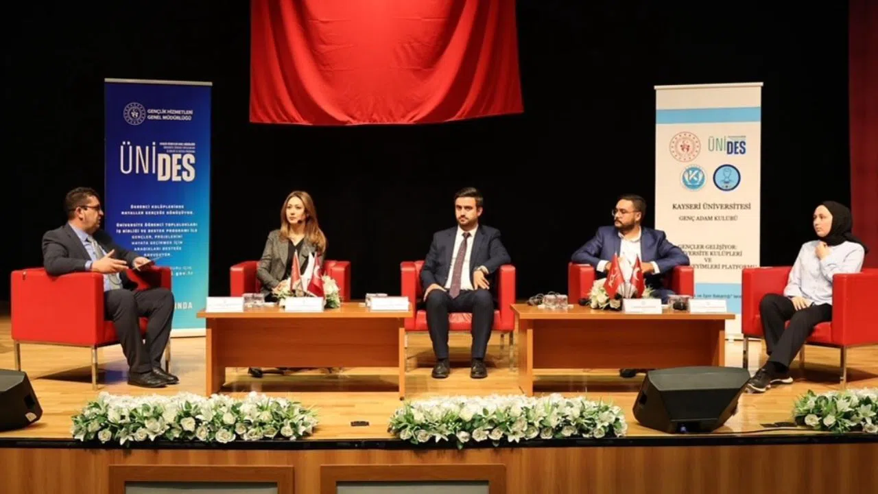 MHP’li Dora Kayseri Üniversitesi’nde Gençlerle Buluştu