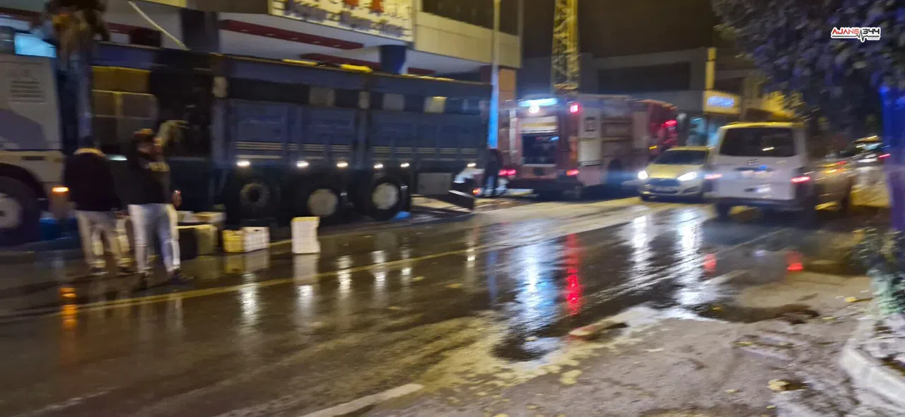 Adana’da seyir halindeki kamyonun kasası alev aldı