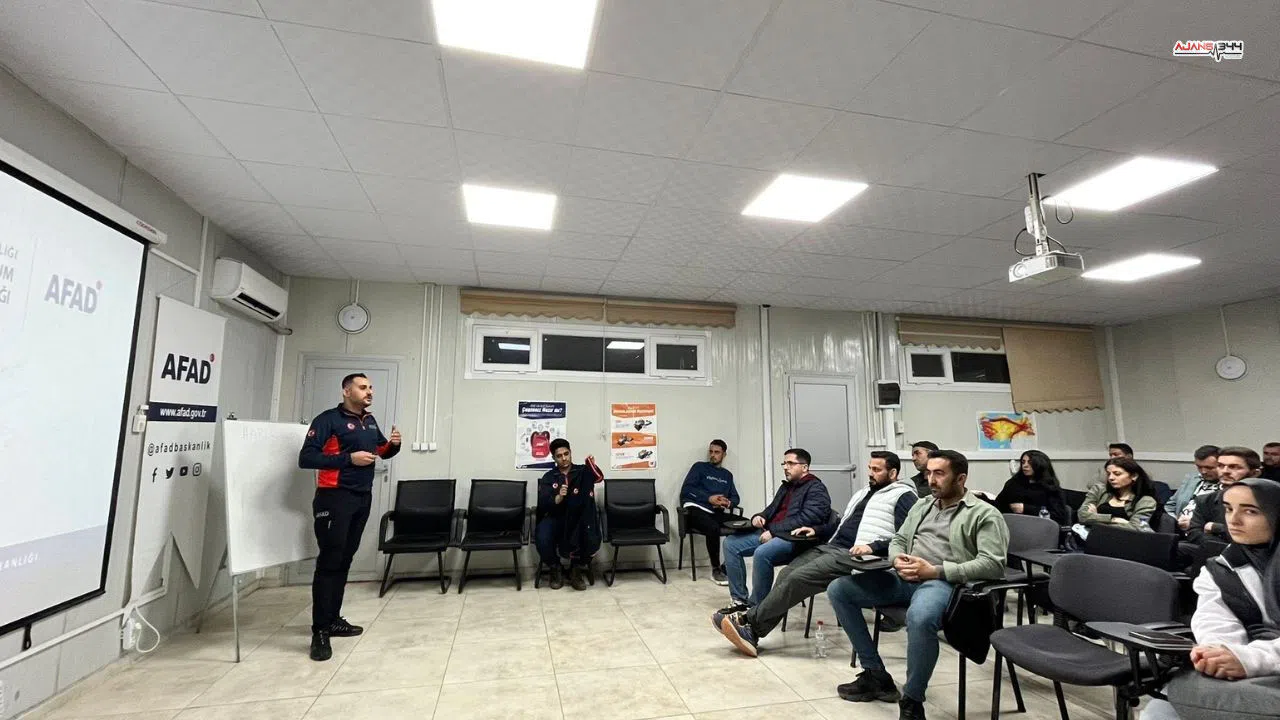 Kahramanmaraş'ta  AFAD Dernek Gönüllülerine Afet Eğitimi Verdi