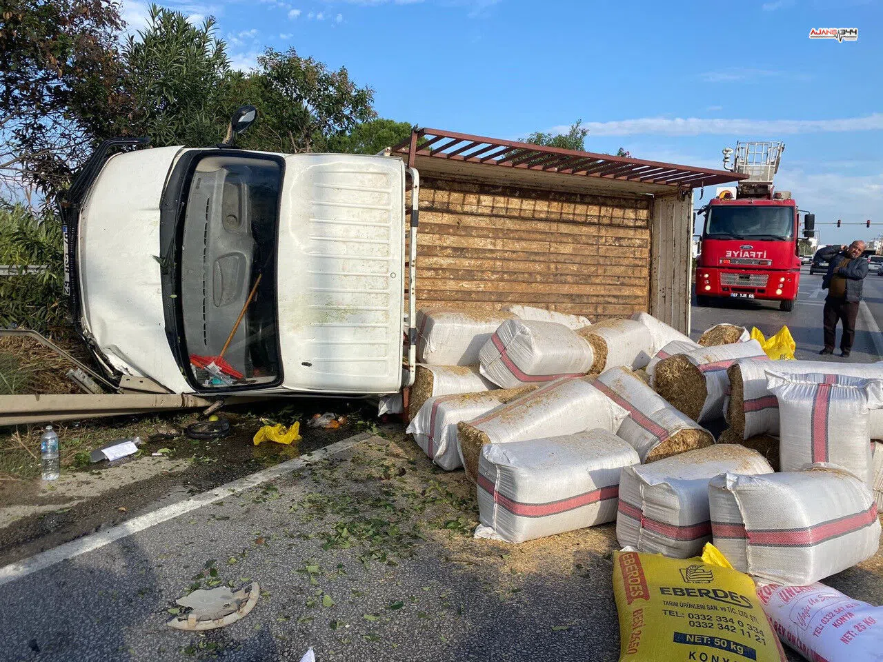 Antalya Serik’te saman yüklü kamyonet devrildi, yol trafiğe kapandı