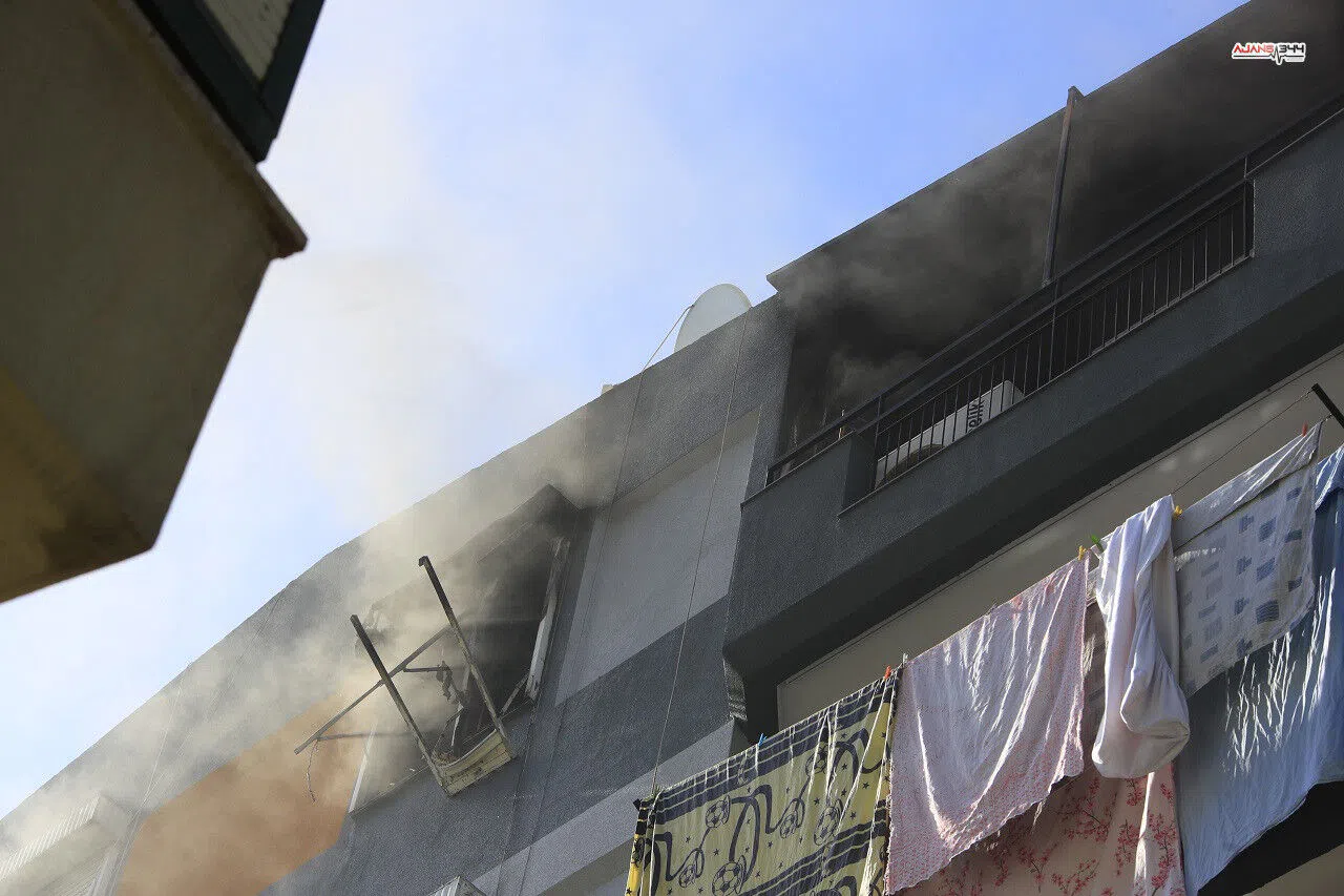 Antalya’da apartman yangını korkuttu: Dumanlar teras katı sardı