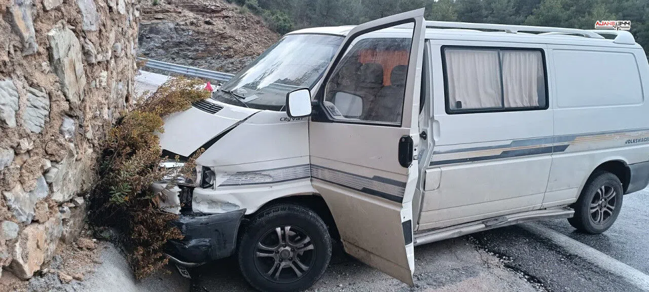 Antalya’da Araç İstinat Duvarına Çarptı