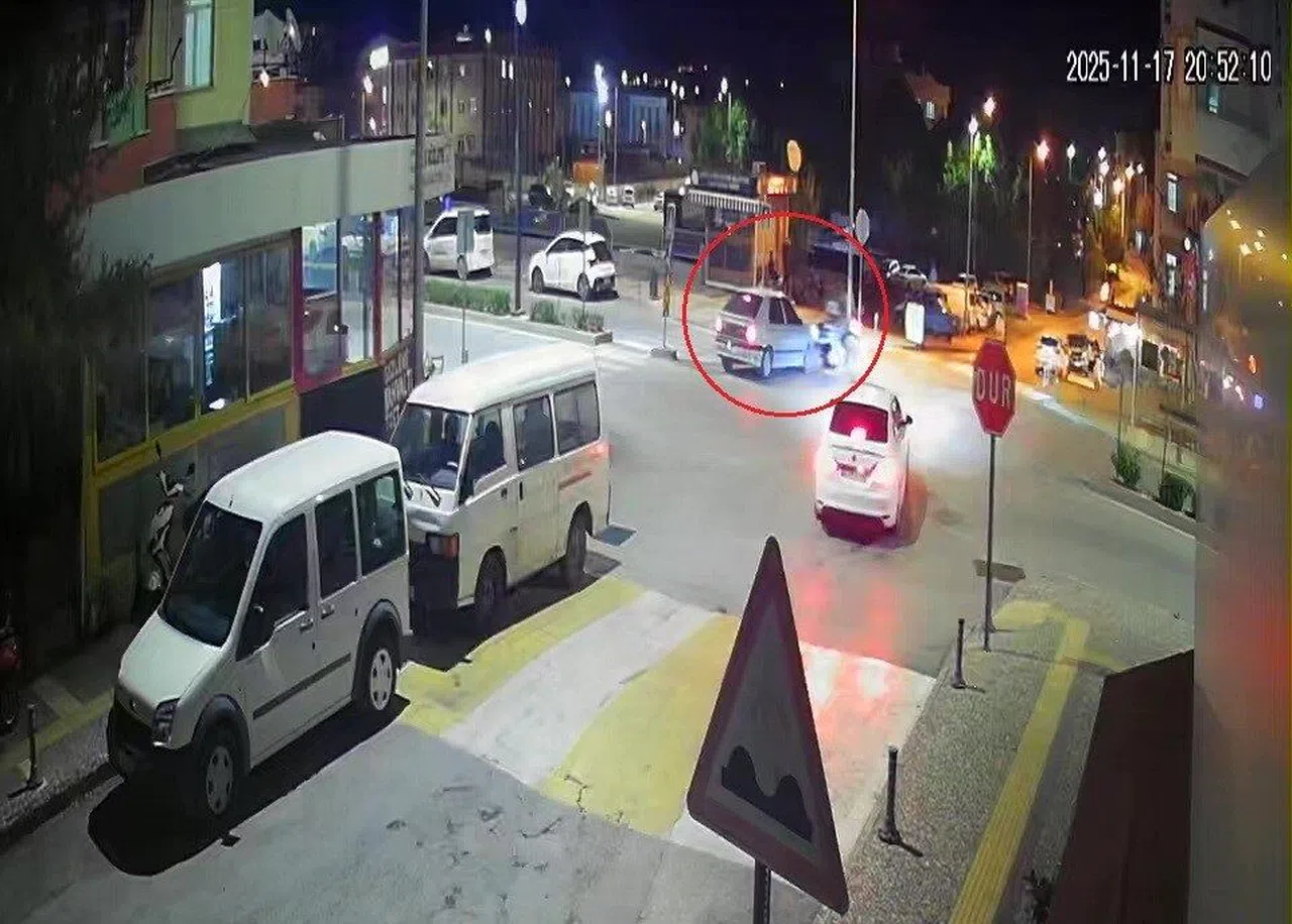 Antalya’da motosikletli aracın üstünden takla atarak yere savruldu