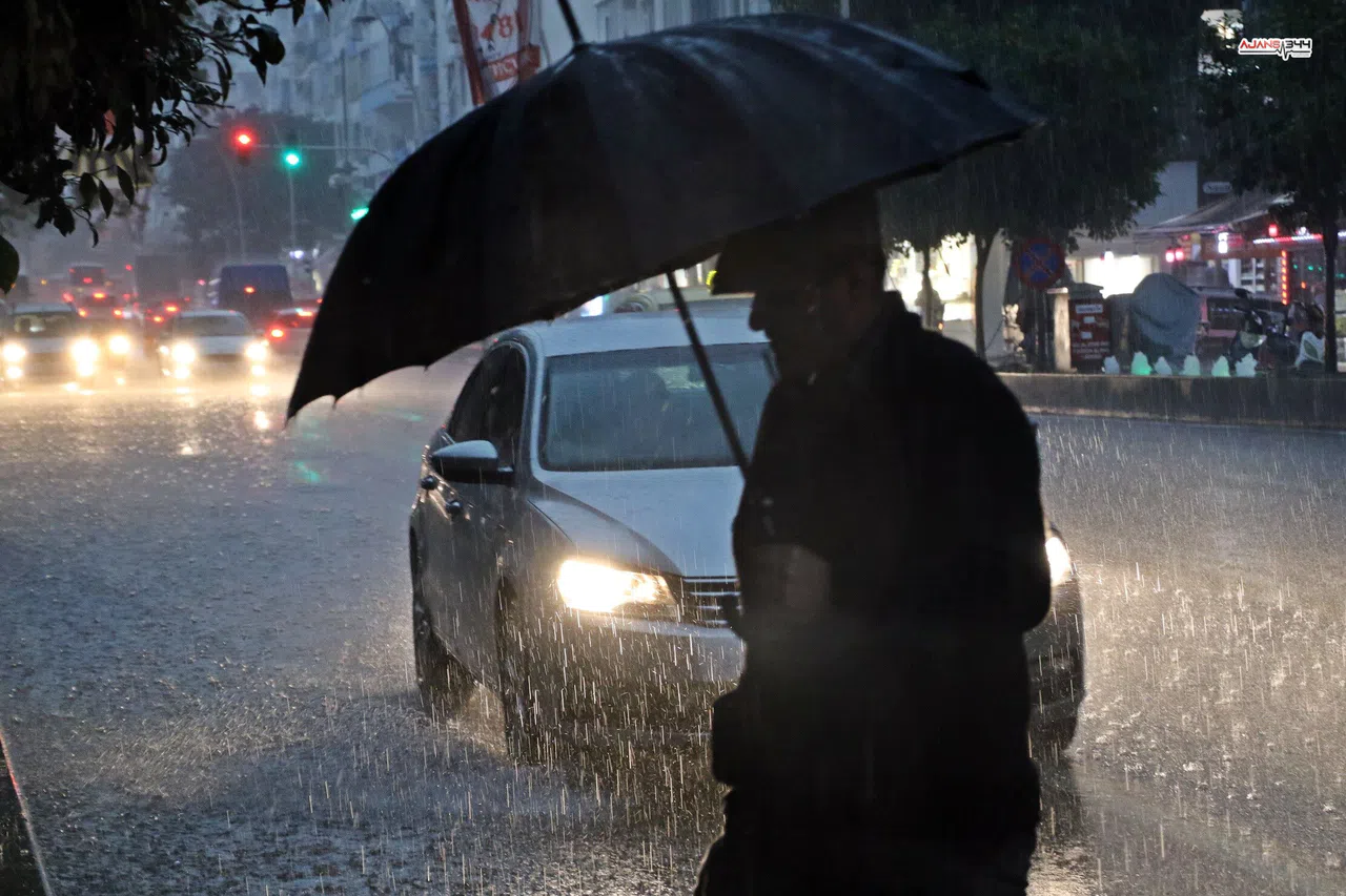 Antalya’da sarı alarm sonrası sağanak etkili oldu: Yollar göle döndü