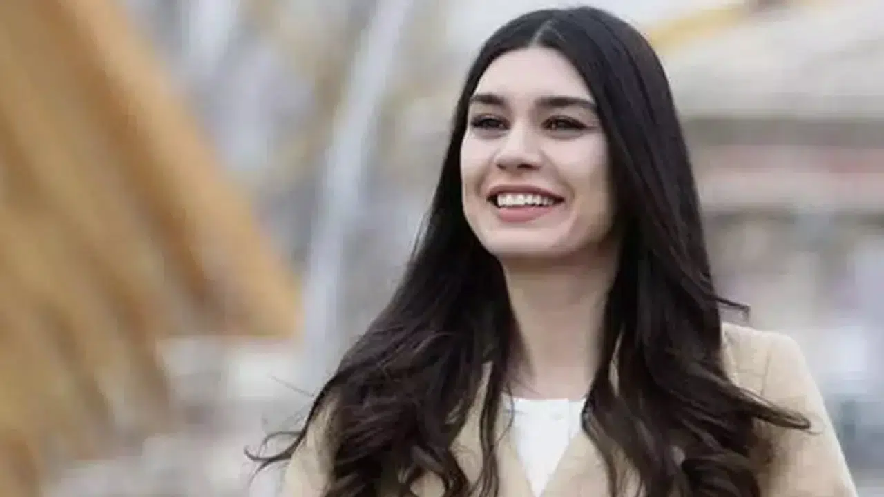 Burcu Kıratlı'nın Transparan Elbisesi Sosyal Medyayı İkiye Böldü