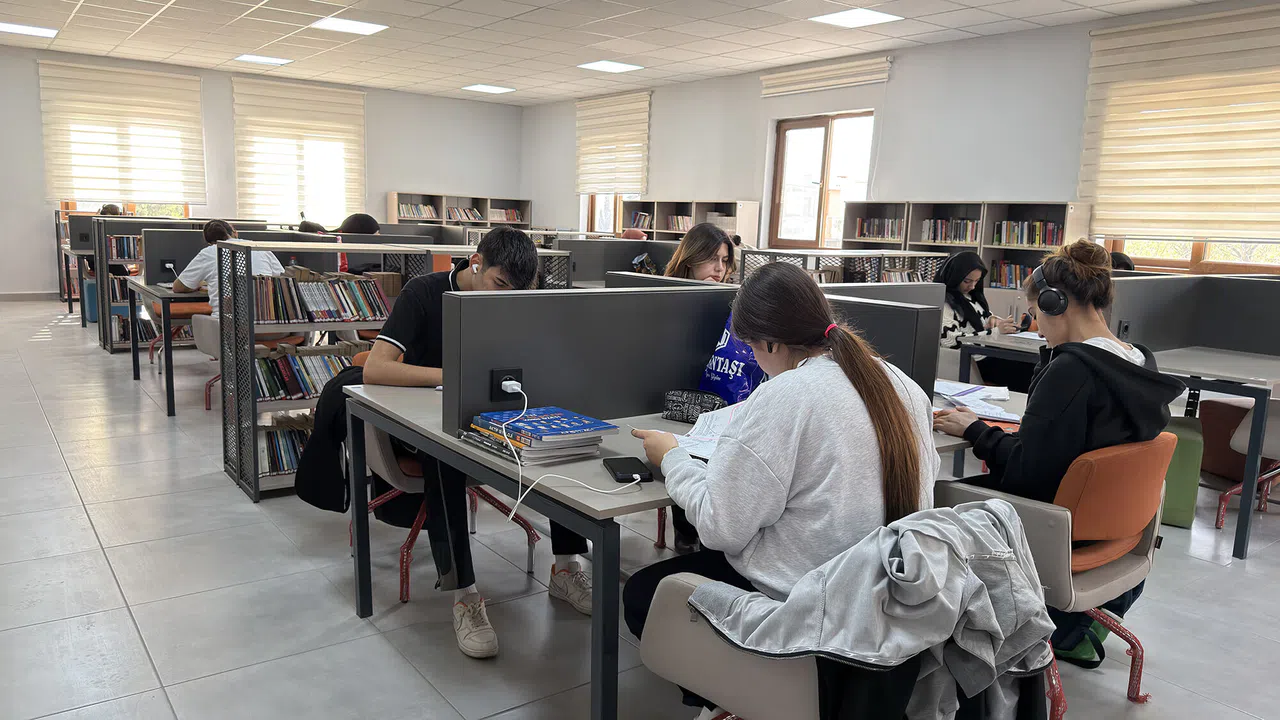 Büyükşehir’in gençlik merkezinde hem ders çalışma hem sosyalleşme imkânı
