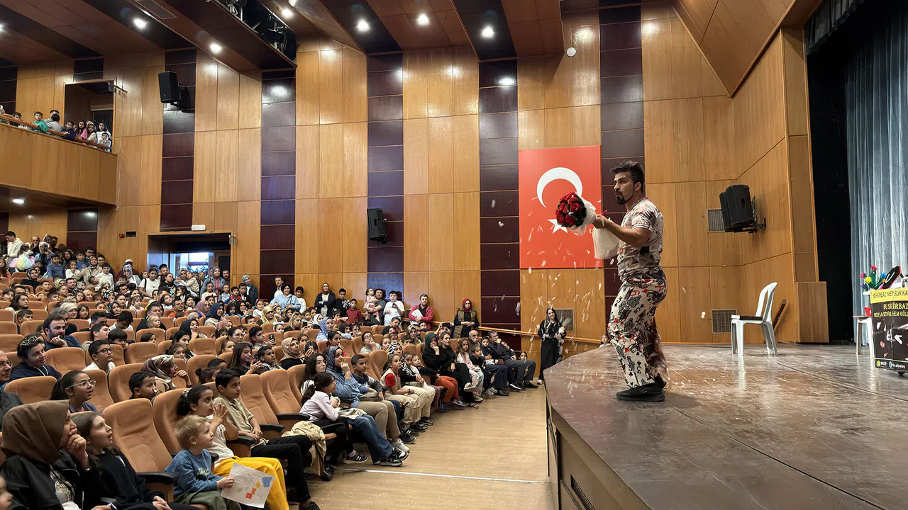 “Sihirbaz Maydanoza Karşı” Gösterisiyle Minikler Ara Tatilde Doyasıya Eğlendi