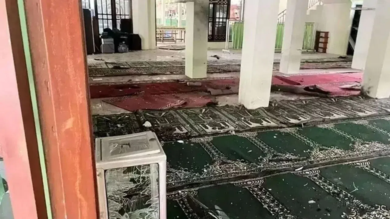 Cuma namazı sırasında camide patlama oldu! 54 yaralı var