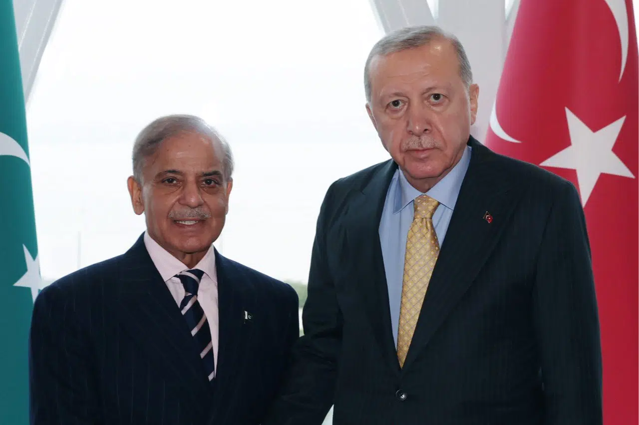 Cumhurbaşkanı Erdoğan, Pakistan Başbakanı Şahbaz Şerif ile Bakü'de görüştü