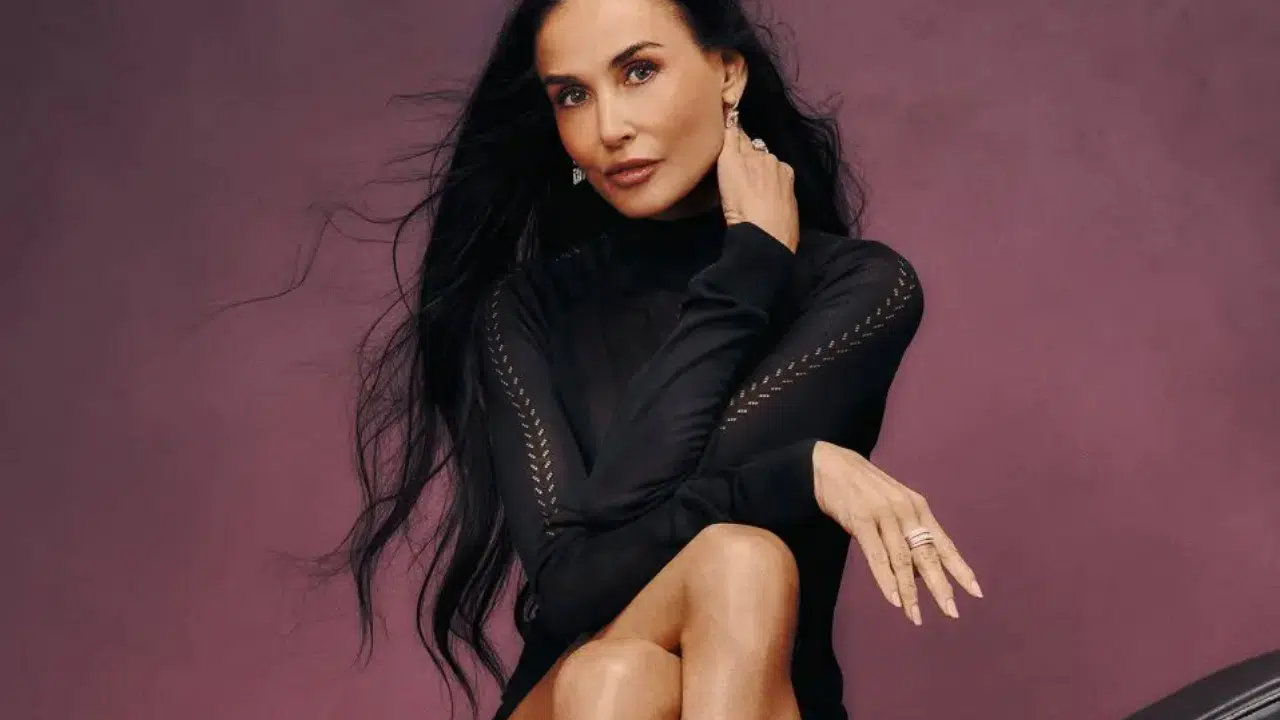 Hollywood'un Cesur Rüzgarı: Demi Moore 'Çıplak Elbise' Trendiyle Fırtına Estirdi