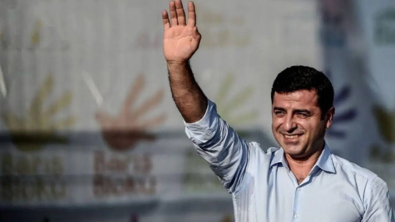 Arınç: Demirtaş Siyasetten Çekilecek ve Erdoğan'la Görüşecek