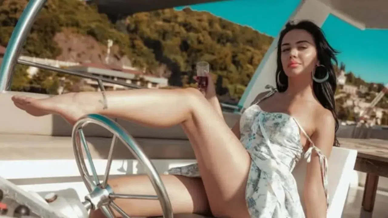 Ece Ronay'ın Aylık Kazancı İddiaları Sosyal Medyada Gündem Oldu