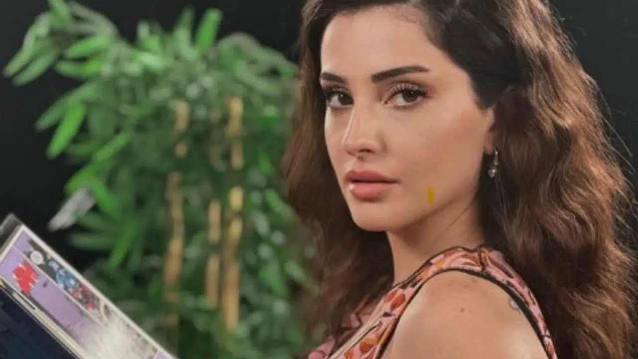 "Bozuk Mikrofon"  Deniz Bağdaş kimdir?