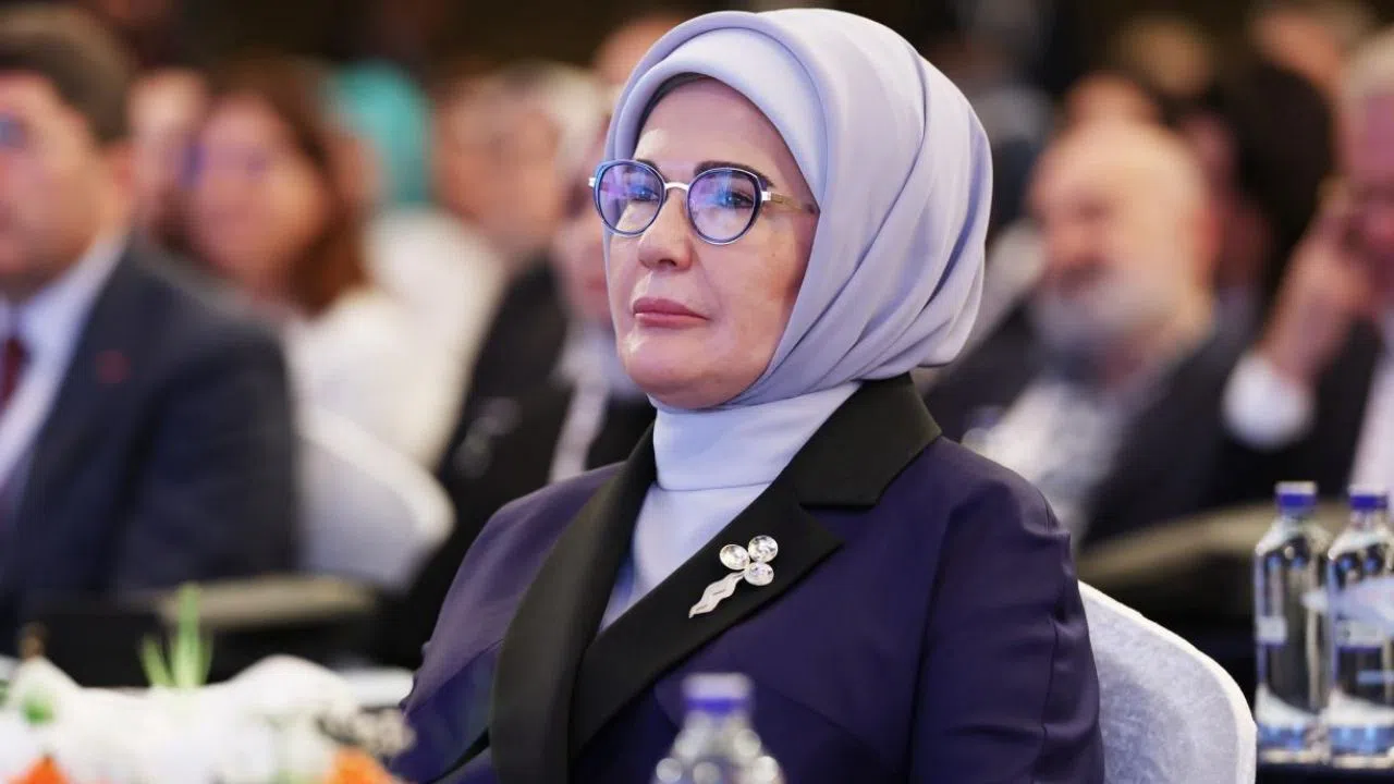 Emine Erdoğan'ın Atatürk Mesajındaki "Bani" Kelimesi Sosyal Medyada Trend Oldu