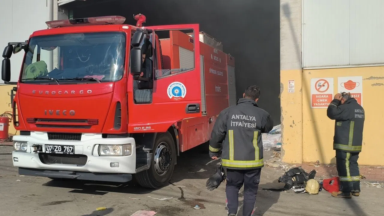 Geri dönüşüm fabrikasında korkuttan yangın