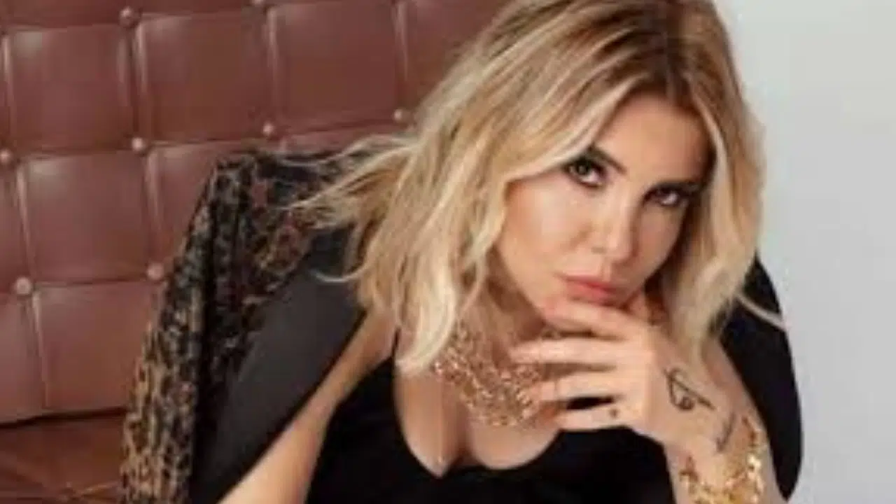 Gülben Ergen ABD'de Bornozuyla Hamburgerciye Gitti