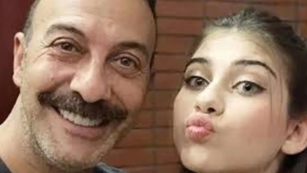 Hakan Yılmaz'ın Kızı Deniz Yılmaz Tiyatro Sahnesindeki Performansıyla İlgi Odağı Oldu