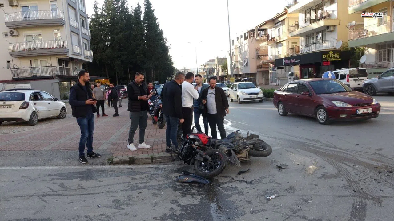 Manavgat'ta Motosiklet-Otomobil Çarpıştı 1 Yaralı