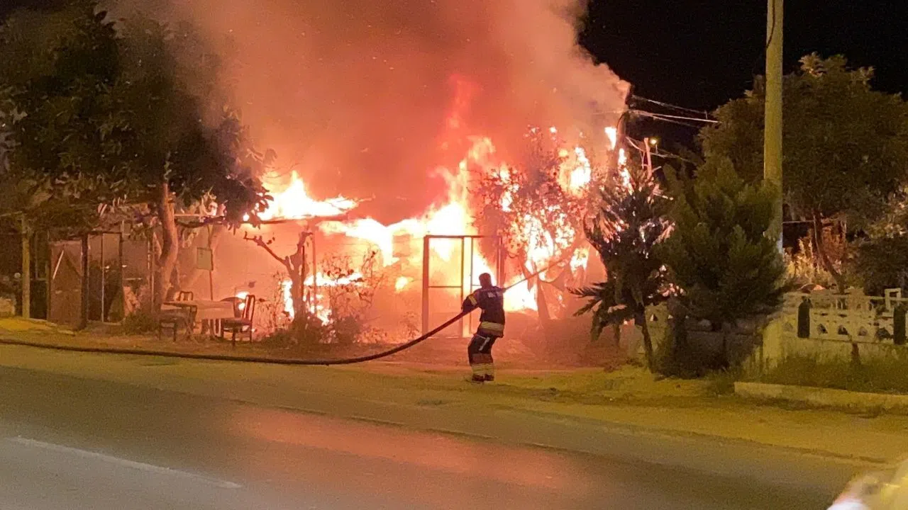 Hobi bahçesindeki baraka alev alev yandı