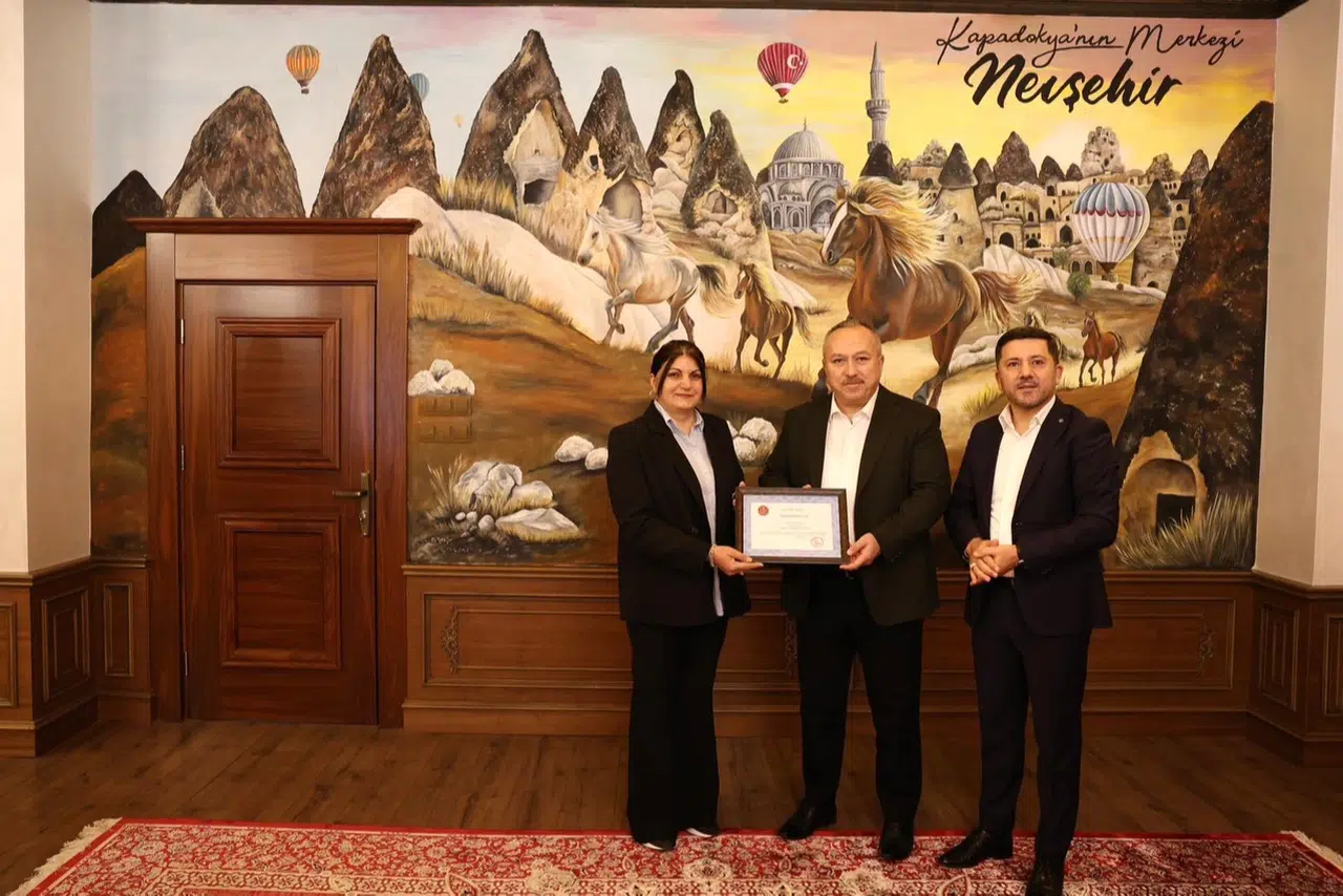 'İlmek İlmek Türkiye' halı motifi Vali Fidan'a armağan edildi