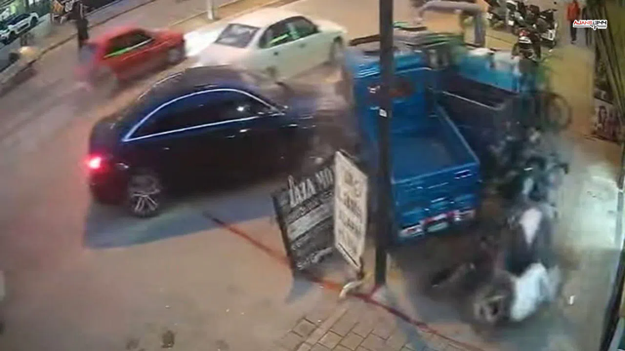 Dolmuşa çarpan otomobil kaldırımdaki motosikletlere daldı