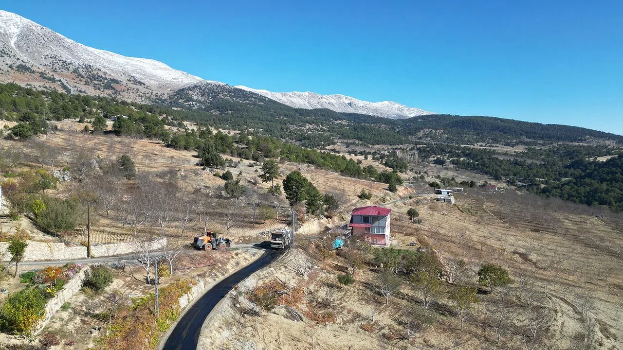 Kabasakal’da sathi kaplama çalışmaları hız kazandı