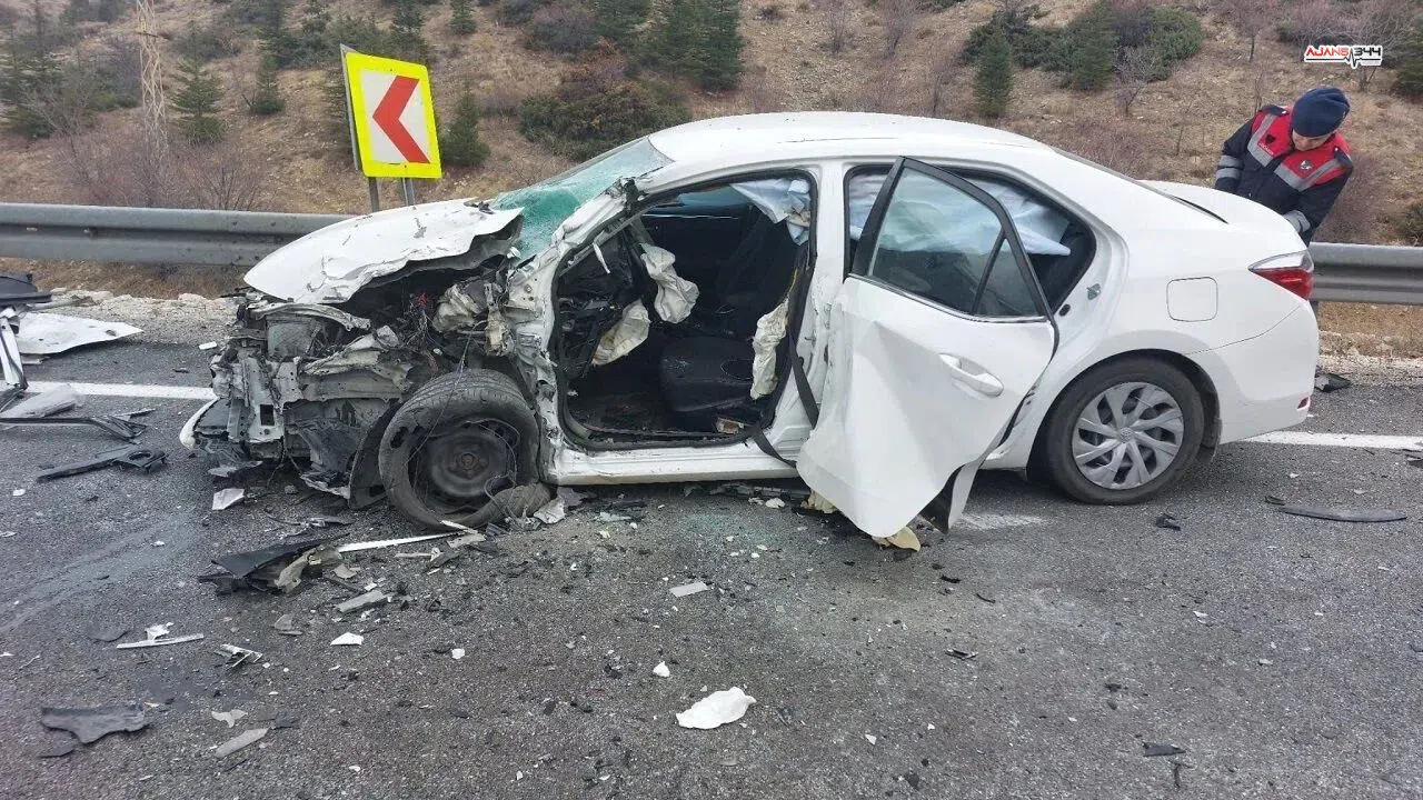 Kahramanmaraş’ta hafif ticari araçla otomobil çarpıştı 2 yaralı