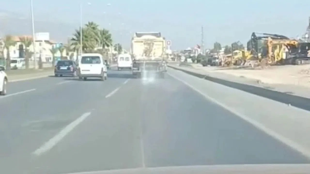 Kahramanmaraş'ta Yola Kum Döken Hafriyat Kamyonu Görüntülendi