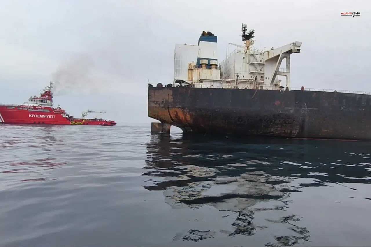 Karadeniz’de KAIROS yangını söndürüldü, VIRAT gemisi çekiliyor