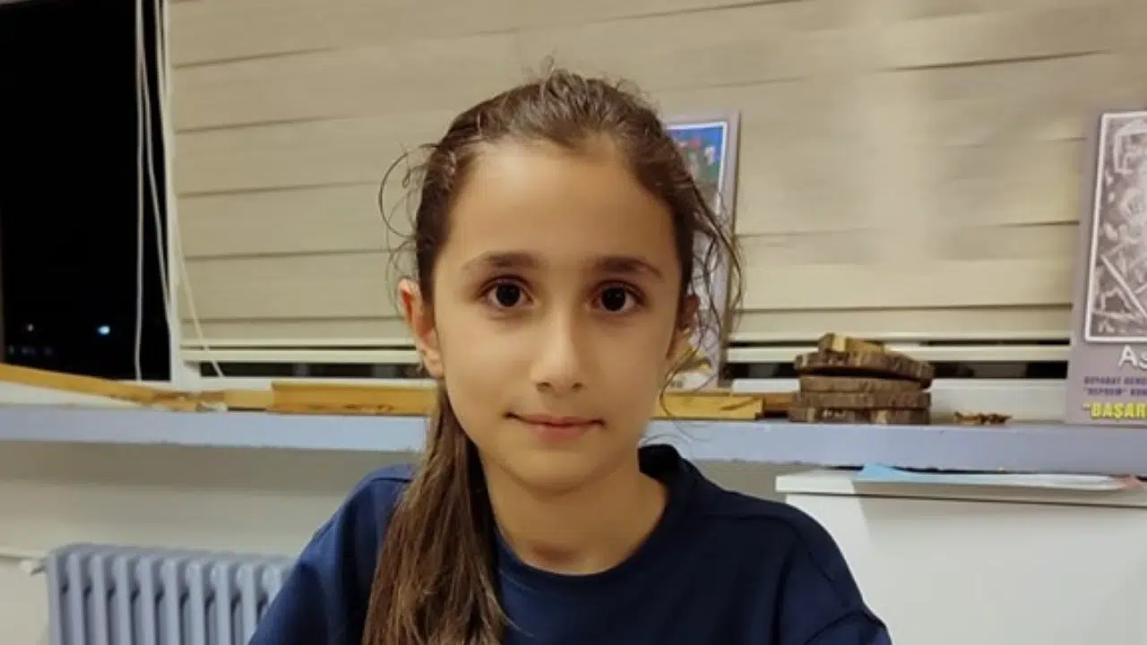 Sare Nur Toydaş Çizdiği Karikatürle Dünya Birincisi Oldu