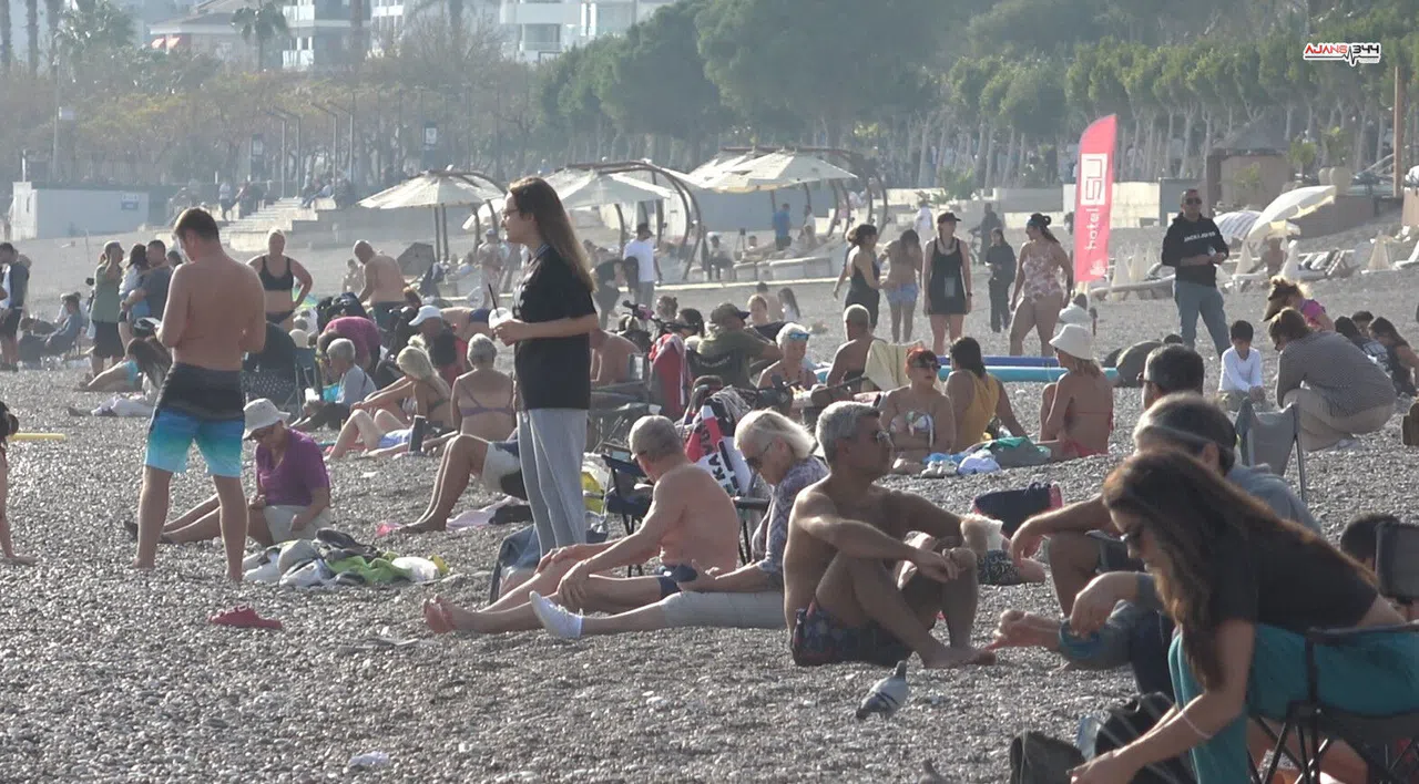 Kasım ortasında yaz havası: Antalya'da sahiller doldu, denize girildi