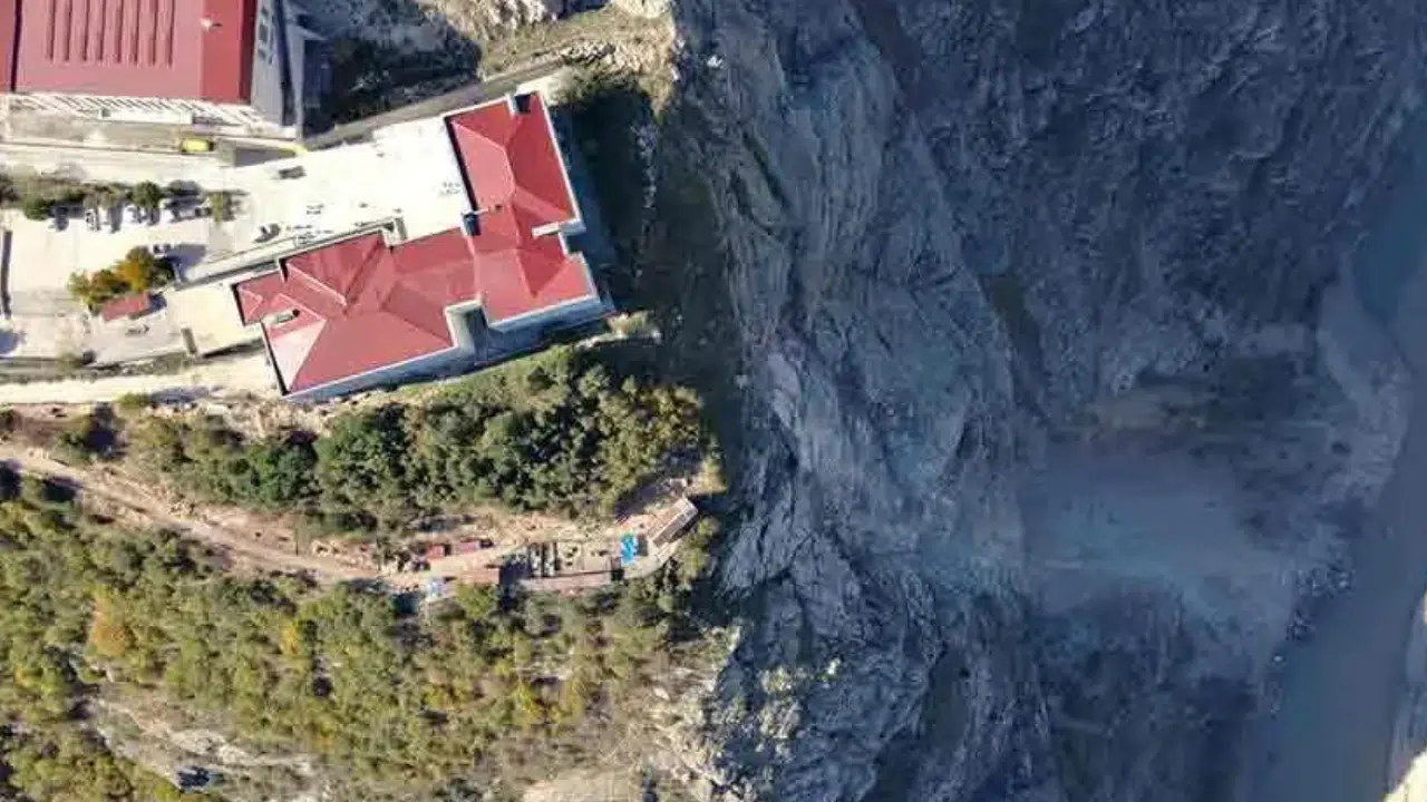 Okul Bölgesinde Kaya Kopması! İki Lise Tahliye Edildi