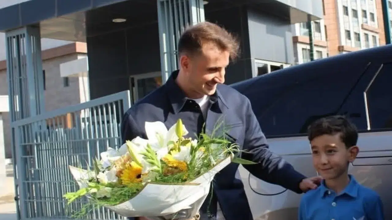 Kerem Aktürkoğlu Minik Aras'ın Okul Ziyaret Vaadini Yerine Getirdi