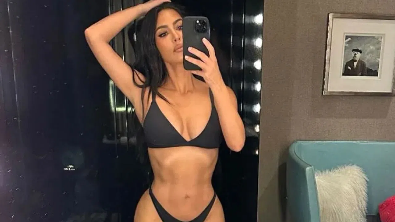 Kim Kardashian Dantel Elbisesiyle Sosyal Medyayı Salladı