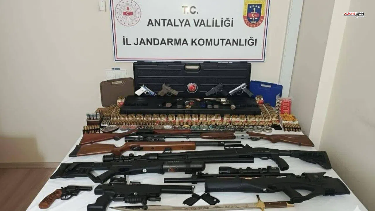 Jandarmanın düzenlediği operasyon evden çok sayıda silah çıktı