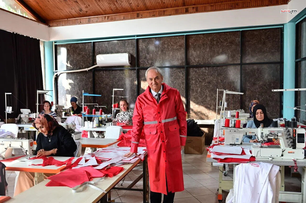 Kocagöz, Kadın Emeğiyle Üretilen Yağmurluğu Test Etti