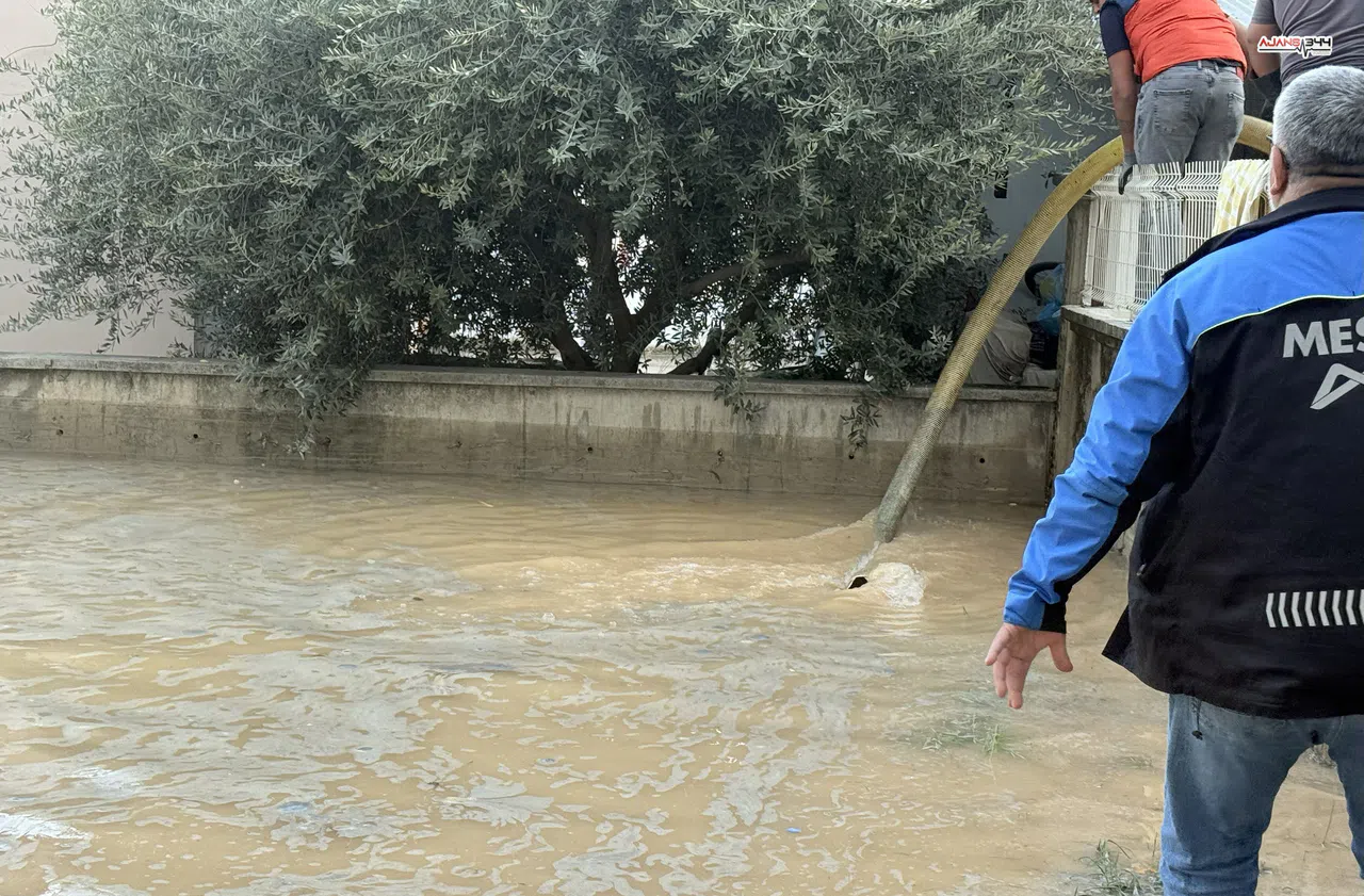 Mersin Tarsus’ta su borusu patladı: Site bahçeleri sular altında kaldı