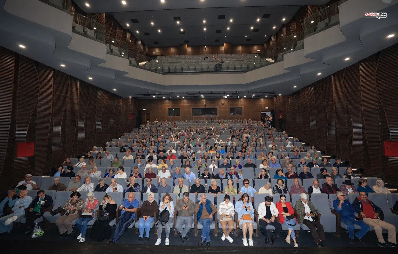 Mersin'de Emekli Evi Üyeleri 'Ben Anadolu' Tiyatro Oyununa Yoğun İlgi Gösterdi